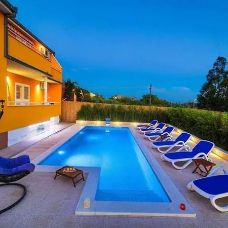Yellow With Heated Pool Kaštela