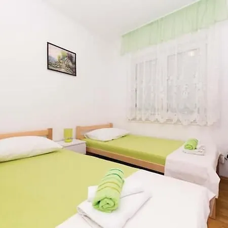 Yellow With Heated Pool 빌라